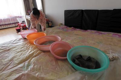 温岭楼上漏水，住户失联，小区没物管，业主维权难！律师来支招……